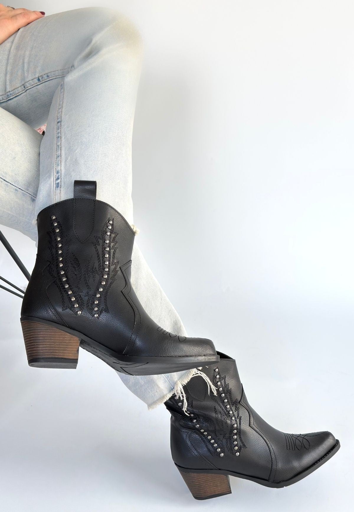 Matin Siyah Cilt Topuklu Bot