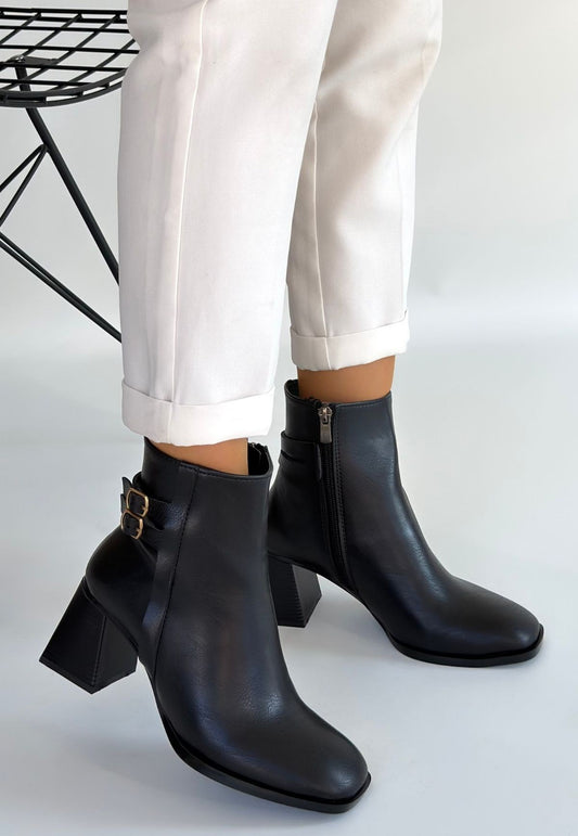 Kanda Siyah Cilt Topuklu Bot